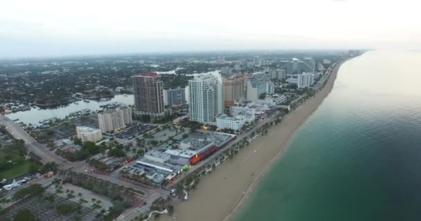 フォートローダーデール、フロリダ州の空撮。旅行先。ビーチと透明な水 — ストック動画