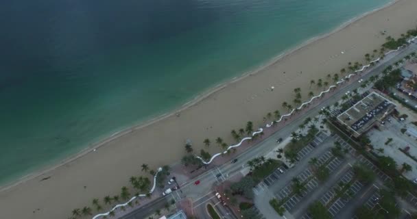 Szemközti nézet a tiszta vizű strand és épületek — Stock videók