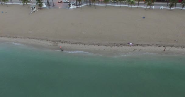 Czysta woda. widok z lotu ptaka plaży. 4 k drone mucha — Wideo stockowe