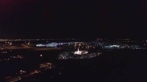 Luzes noturnas vista sobre um templo religioso. antena — Vídeo de Stock