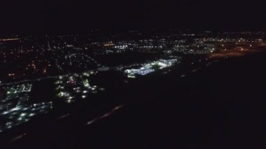 Hızlı trafik havadan görünümü, gece ışıkları