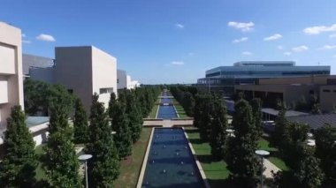 Binalar, ağaçlar ve su çeşmeleri havadan görünümü