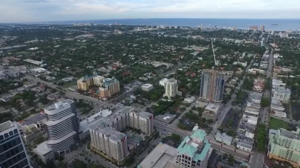 Vue aérienne de Fort Lauderdale, Floride. immeubles de bureaux et petites maisons — Video