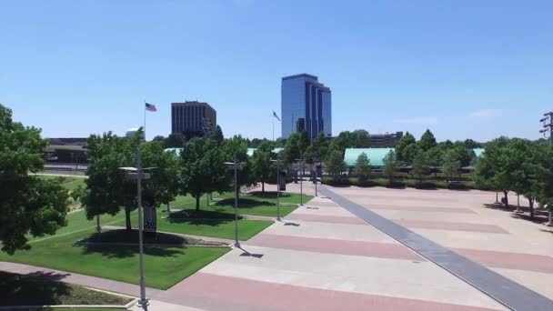 Volar sobre una plaza de la ciudad al aire libre — Vídeo de stock