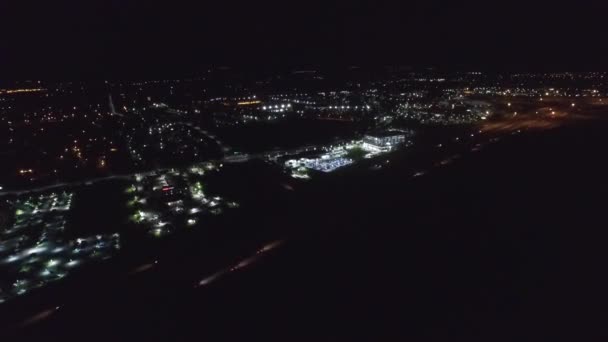 Vista aerea del traffico veloce, luci notturne — Video Stock