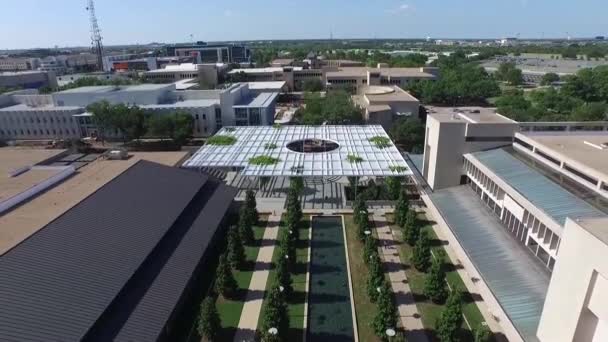 Widok z lotu ptaka budynków i zielonym ogrodem z basenem, unikalne — Wideo stockowe