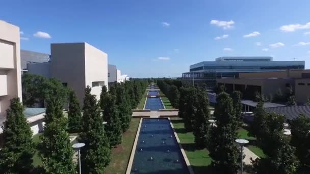 Luchtfoto uitzicht over gebouwen, bomen en fonteinen — Stockvideo