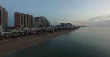 Gün batımında, havadan görünümü Fort Lauderdale Beach. Okyanustan görüntülemek
