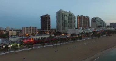 Fort Lauderdale Beach gün batımından adlı. plaj ve Binalar. Denizden görüntülemek