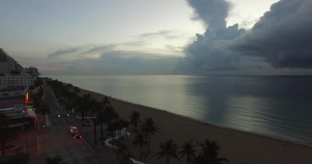 Vliegen over Fort Lauderdale Beach bij zonsondergang. strand en gebouwen — Stockvideo
