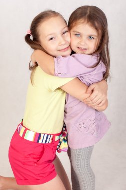 genç ve yaşlı kız kucaklamak