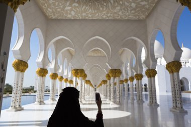 Kadın ve Sheikh Zayed cami Abu Dabi de selfie