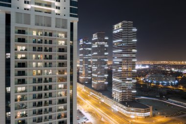 Gece şehir manzarası Marina bölgesinde, Dubai