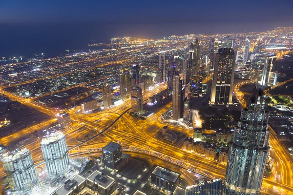 Dubai skyline città notte con skycrapers moderni, Emirati Arabi Uniti — Foto Stock