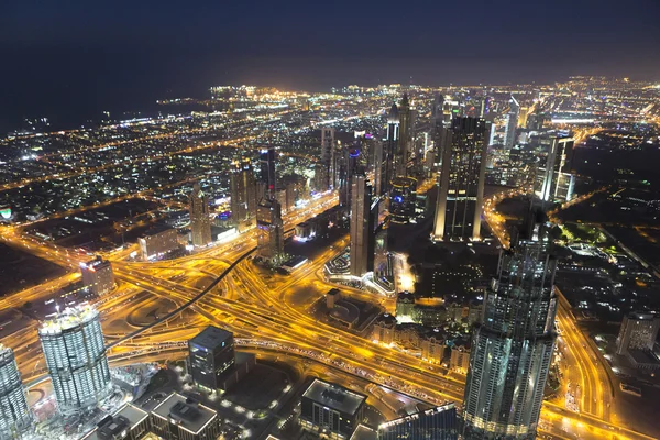 Dubai skyline noite da cidade com arranha-céus modernos, Emirados Árabes Unidos — Fotografia de Stock