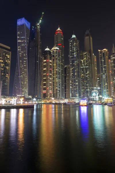 Éjszakai város skyline a Marina district, Dubai — Stock Fotó