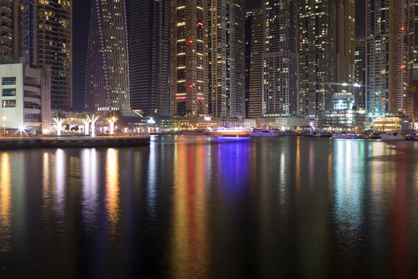 Noční městské panorama v sanfranciské čtvrti Marina, Dubaj — Stock fotografie