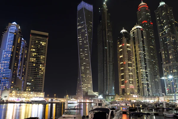 Éjszakai város skyline a Marina district, Dubai — Stock Fotó