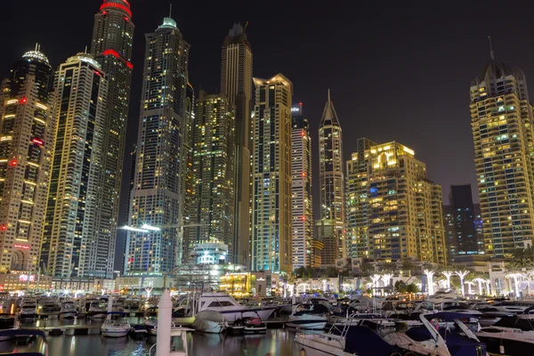 Noční městské panorama v sanfranciské čtvrti Marina, Dubaj — Stock fotografie