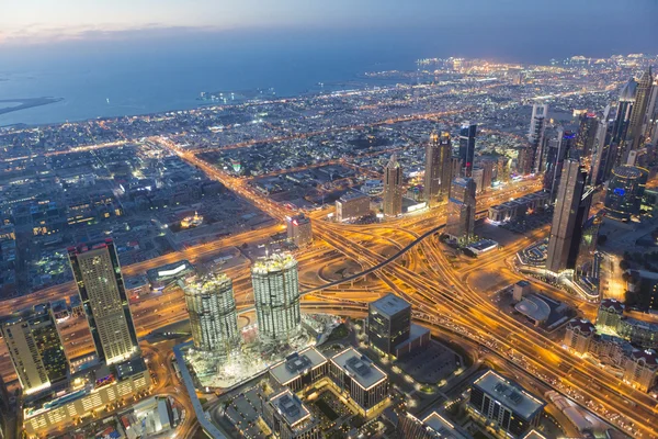 Dubai horizonte de la ciudad de noche con rascacielos modernos, Emiratos Árabes Unidos —  Fotos de Stock