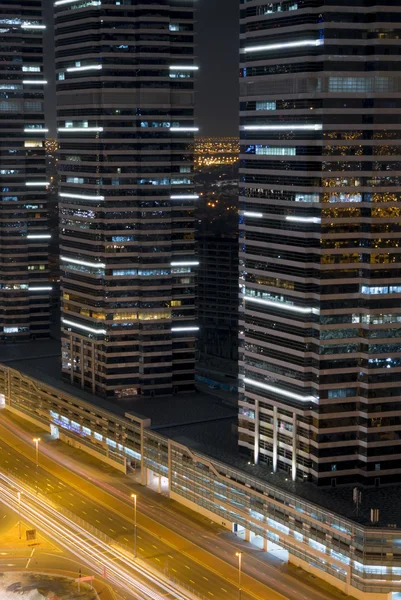 Ciudad nocturna en el distrito de Marina, Dubai — Foto de Stock