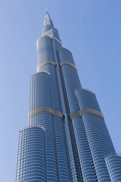 Burj Khalifa met heldere blauwe hemel in Dubai, wereld hoogste ingebouwde — Stockfoto