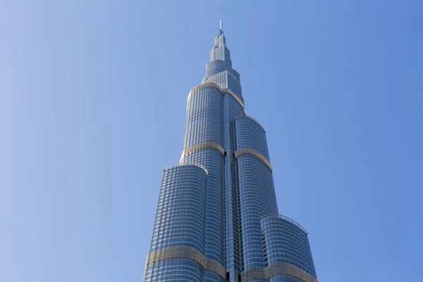 Burj Khalifa com céu azul claro em Dubai, edifício mais alto do mundo — Fotografia de Stock
