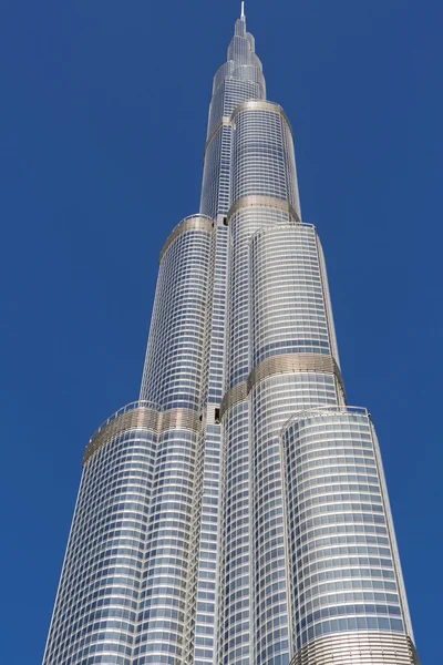 Burj Khalifa met heldere blauwe hemel in Dubai, wereld hoogste ingebouwde — Stockfoto