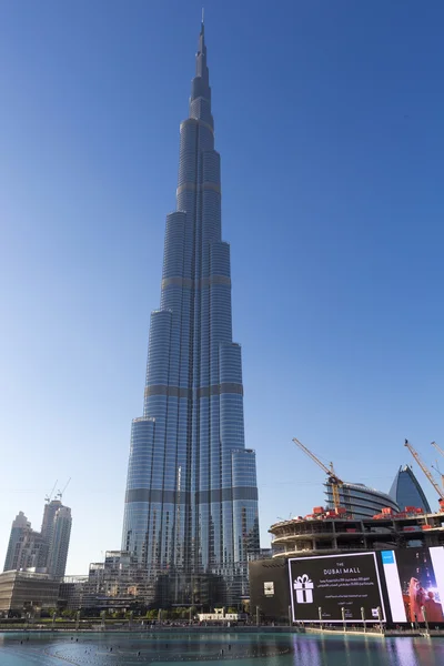 Burj Khalifa com céu azul claro em Dubai, edifício mais alto do mundo — Fotografia de Stock