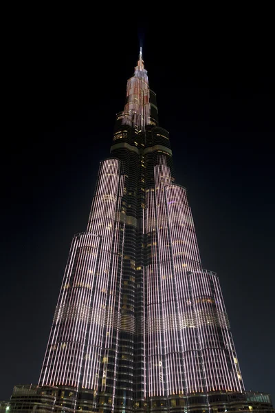 Luci su Burj Khalifa di notte a Dubai, l'edificio più alto del mondo — Foto Stock
