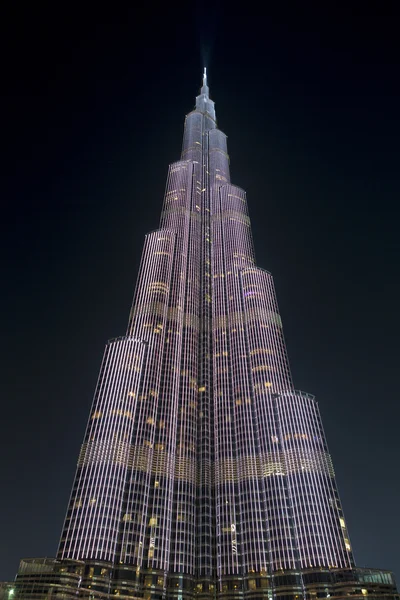 Světla na Burj Khalifa v noci v Dubaji, svět je nejvyšší budova — Stock fotografie