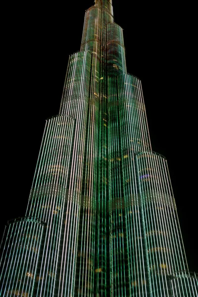 Luces en Burj Khalifa en la noche en Dubai, el edificio más alto del mundo —  Fotos de Stock