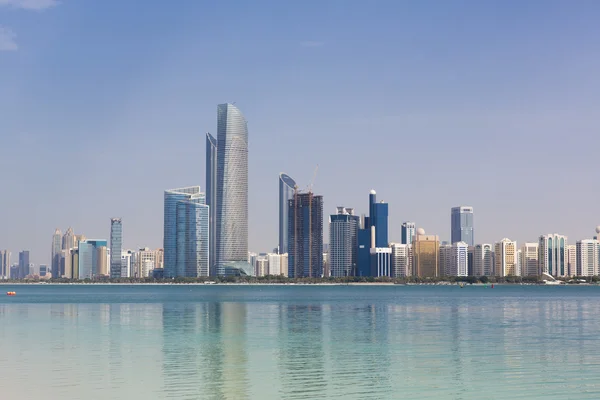 Światło dzienne Skyline Abu Dhabi drapacze chmur — Zdjęcie stockowe