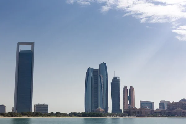 Światło dzienne Skyline Abu Dhabi drapacze chmur — Zdjęcie stockowe