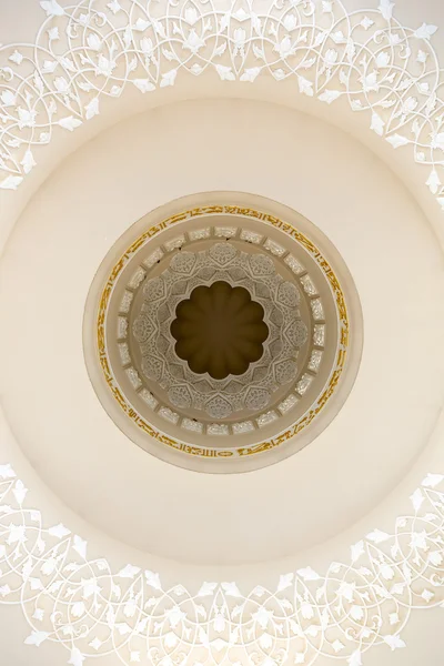 Dettaglio di architettura alla Moschea Sheikh Zayed di Abu Dhabi — Foto Stock