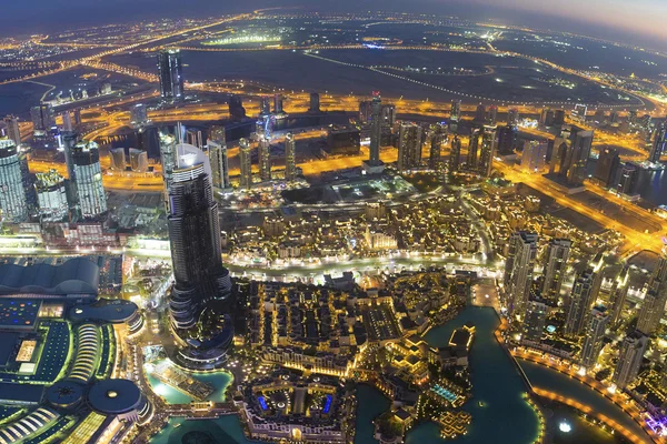 Noční město Dubaje s moderní skycrapers, Spojené arabské emiráty — Stock fotografie
