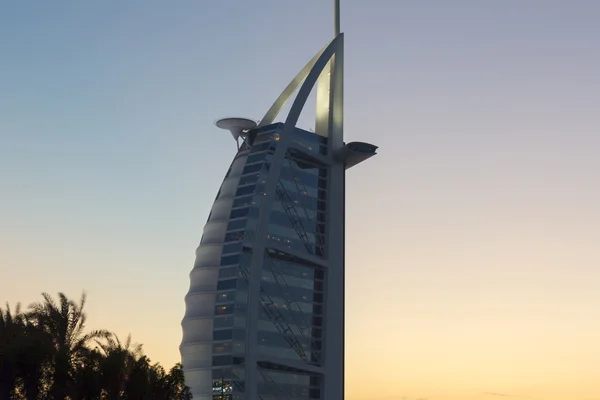 Slavný hotel Burj Al Arab s západem slunce v Dubaji, Spojené arabské emiráty — Stock fotografie