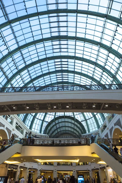 Interior del centro comercial de los Emiratos en Dubai — Foto de Stock