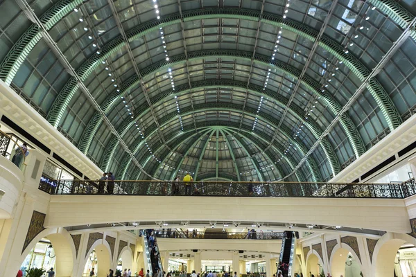 Interior del centro comercial de los Emiratos en Dubai — Foto de Stock