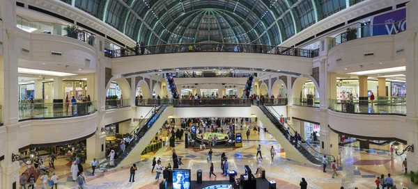 Interior del centro comercial de los Emiratos en Dubai — Foto de Stock