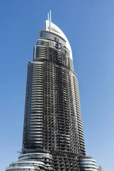 Огромный пожар уничтожил отель в Дубае — стоковое фото