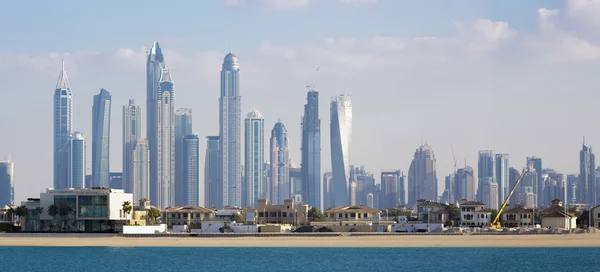 Paradise Island a vysoké mrakodrapy Marina v Dubaji — Stock fotografie