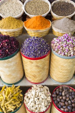 Dubai'de pazar çarşısında baharatlar ve kurutulmuş meyveler. Uçan