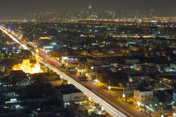 Dubai horizonte de la ciudad de noche con rascacielos modernos, Emiratos Árabes Unidos — Foto de Stock