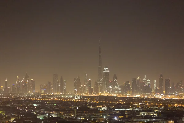 Ορίζοντα του Ντουμπάι νυχτερινή πόλη με σύγχρονο skycrapers, Ηνωμένα Αραβικά Εμιράτα — Φωτογραφία Αρχείου