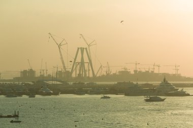 Dubai inşaat ve paraşütçü TH limanda yat