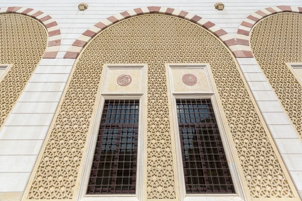 Ornamento árabe de parede na mesquita em Dubai — Fotografia de Stock