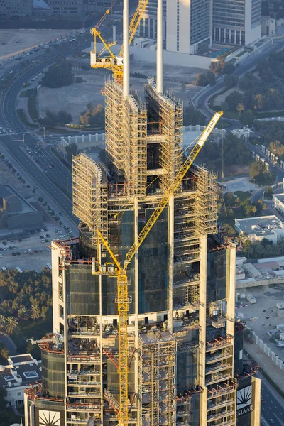 Construcción de obra con grúa en el centro de Dubai — Foto de Stock