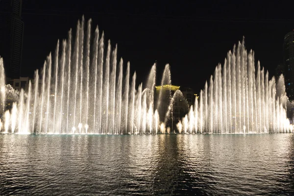 Fuentes en acción durante el espectáculo nocturno en el centro de Dubai — Foto de Stock