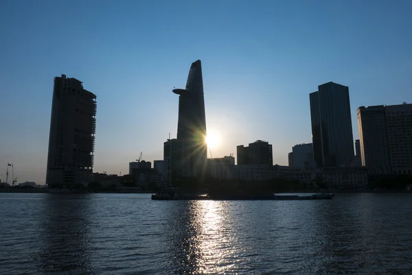 Zonsondergang in Saigon met Bitexco toren silhouet, Vietnam — Stockfoto